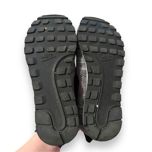 Nike MD Runner 2‎ ENG Mesh Women’s Sneakers Activewear Shoes in Black/Gray Sz 6 - Picture 9 of 11